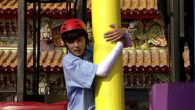 阿翔賣力闖關。（圖／民視提供）