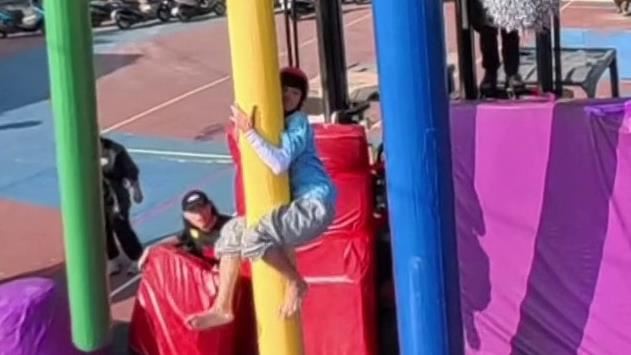 阿翔玩遊戲。(圖/民視提供)