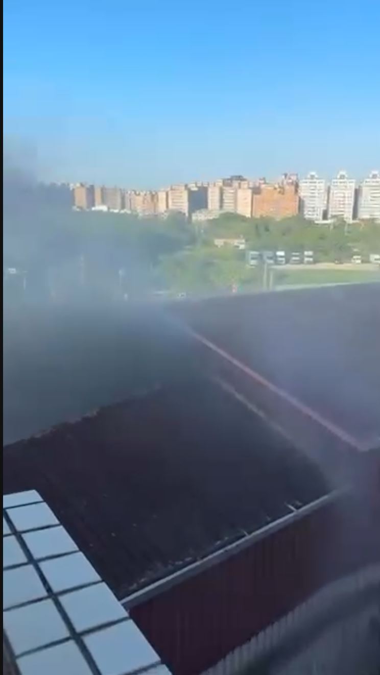 火警導致現場濃煙竄天,視線嚴重遭遮蔽。(圖/翻攝自Threads @threads 2o.lll4_)
