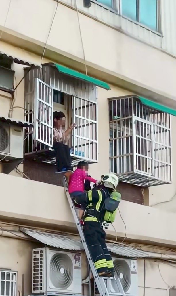 消防拉架梯救出受困4人,所幸皆無大礙。(圖/翻攝我是中壢人)