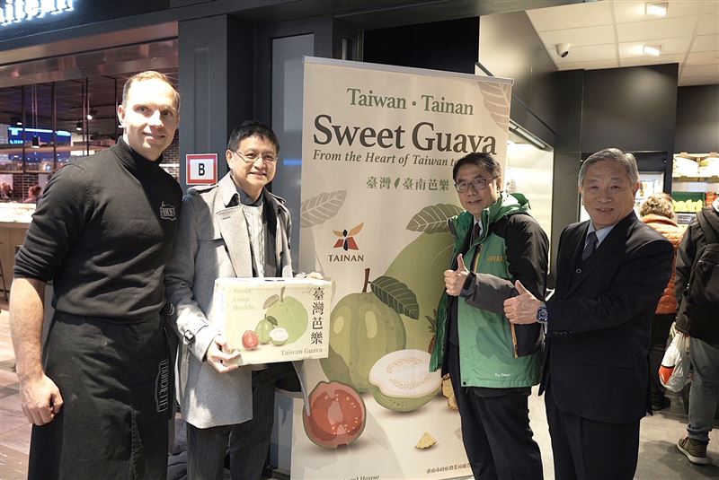 黃偉哲(右2)到身為歐洲門戶的荷蘭推廣台灣芭樂,當地人反應熱烈。(圖/台南市政府提供)