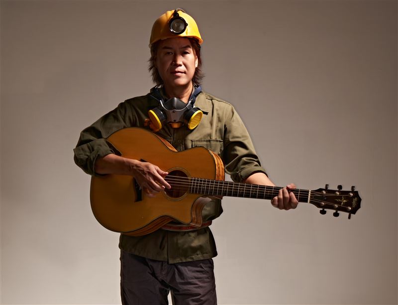 吳永吉邀請武雄合作〈礦工兄弟〉。(圖/獨一無二娛樂文化提供)