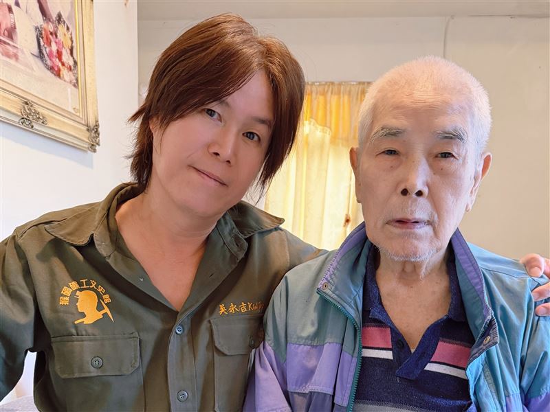 吳永吉(左)與高齡90歲的礦工父親(右)。(圖/獨一無二娛樂文化提供)