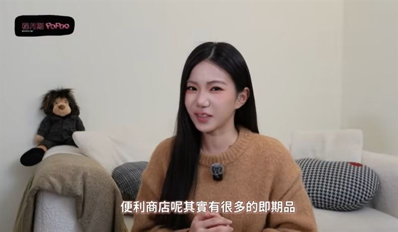 影片中,家寧逐一向觀眾展示所購入的即期商品,包括主食、飲料與點心。(圖/翻攝自秘月期POPOO YT)