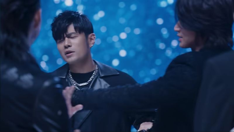 周杰倫站C位,和F3、阿信同台飆歌毫無違和感。(圖/翻攝自Youtube@相信音樂)。(圖/翻攝自Youtube@相信音樂)