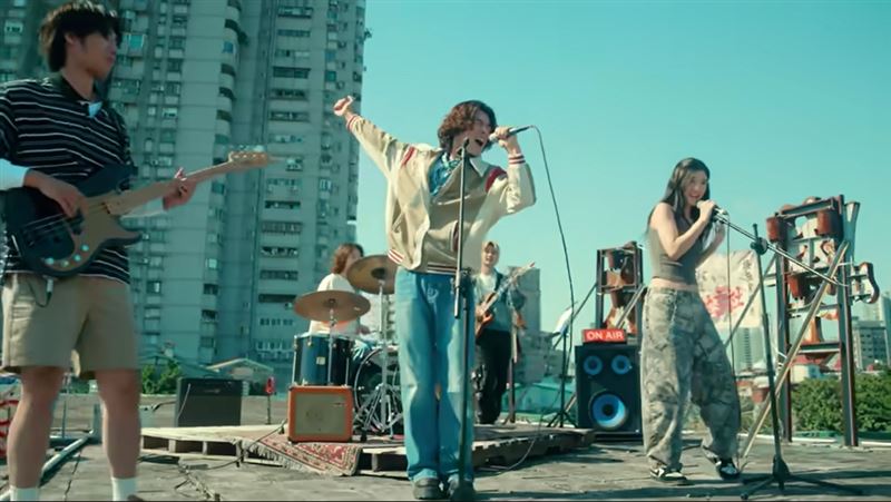 MV中重現「五月天」當年組團的場景。(圖/翻攝自Youtube@相信音樂)