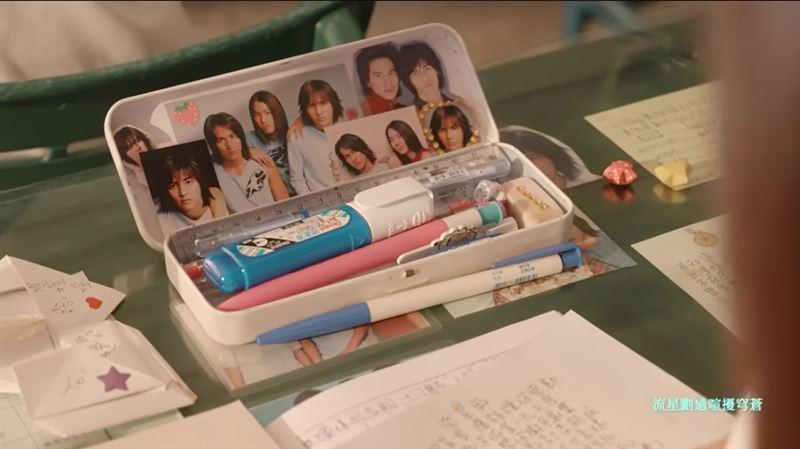 《流星花園》是當年許多少女的回憶,鉛筆盒裡貼滿偶像照。(圖/翻攝自Youtube@相信音樂)