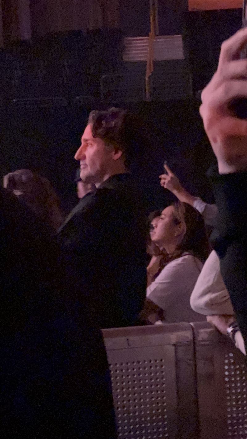 杜魯道陪凱蒂佩芮到日本巡演，被粉絲拍到在台下看女友演唱會。（圖／翻攝Ｘ）