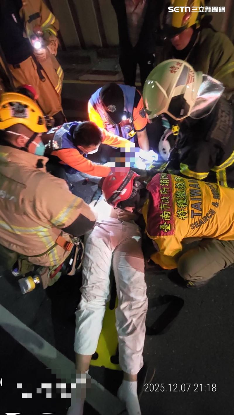 騎士遭撞輾受困車底,警消協助受困送醫。(圖/翻攝畫面)