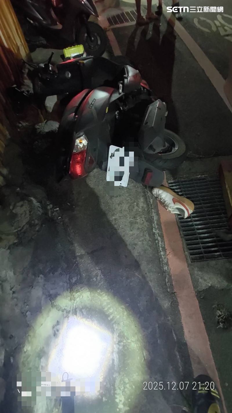 騎士遭右轉車輛撞輾,所幸警消到達時仍意識清楚。(圖/翻攝畫面)