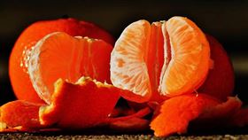 台灣、日本農業專家傳授挑橘子的秘訣，建議挑選果蒂乾燥且外皮有光澤的橘子比較香甜。（示意圖，pixabay）