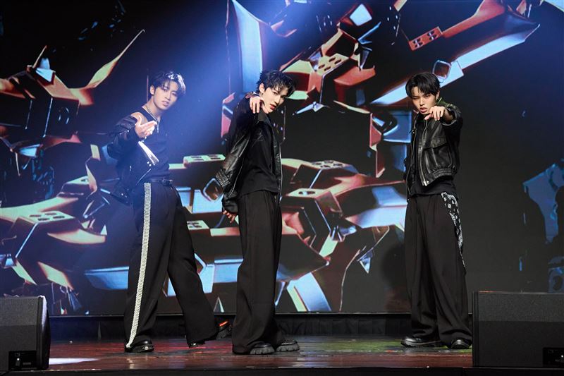 「舞蹈組」左起勝銘、小新、加藤,挑戰韓國男團ENHYPEN〈No Doubt〉與CORTIS〈FaSHiON〉。(圖/FU Entertainment X DJB提供)