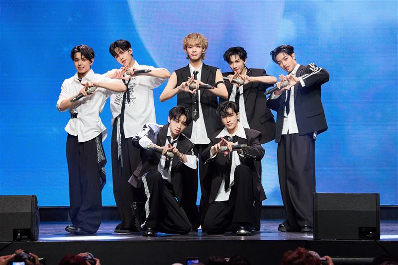 F.F.O上排左起加藤琉士、彥旭、鈞嘉、小新、至琦,下排左起勝銘、俊希。(圖/FU Entertainment X DJB提供)