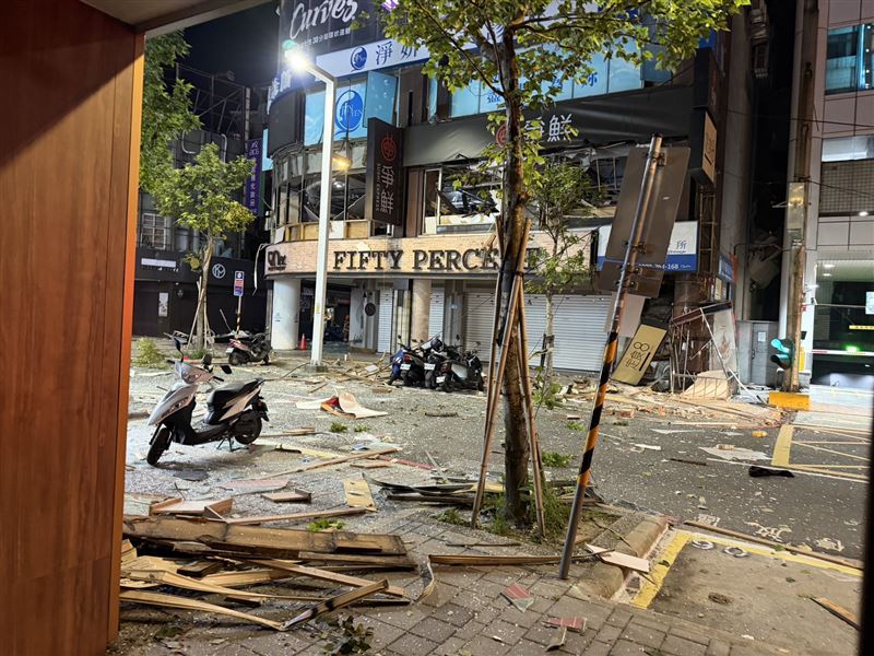 板橋「定食8」驚傳氣爆4人送醫,疑瓦斯外洩釀禍,警消已封鎖現場。(圖/翻攝畫面)