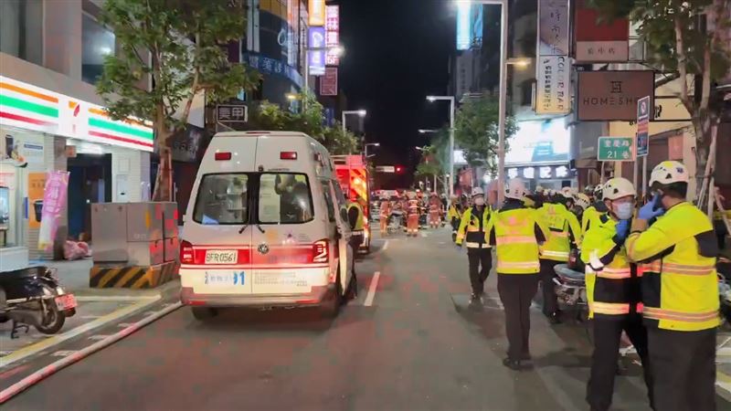 事故現場聚集大批警消人員持續搜查中。(圖/翻攝畫面)