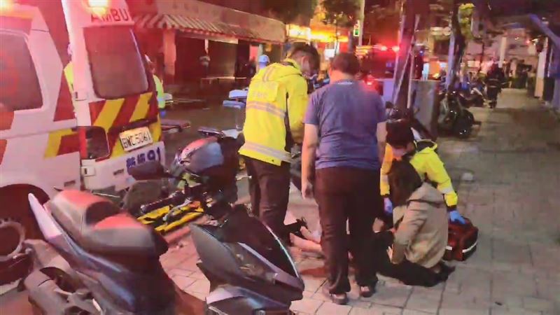警消趕到現場救援受傷民眾。(圖/翻攝畫面)