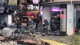 新北深夜巨響！板橋「定食 8」驚傳氣爆4人送醫，疑瓦斯外洩釀禍。（圖／翻攝畫面）