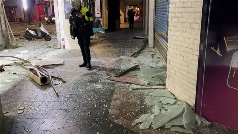 一樓店面玻璃櫥窗碎滿地,現場一片狼藉。(圖/翻攝畫面)