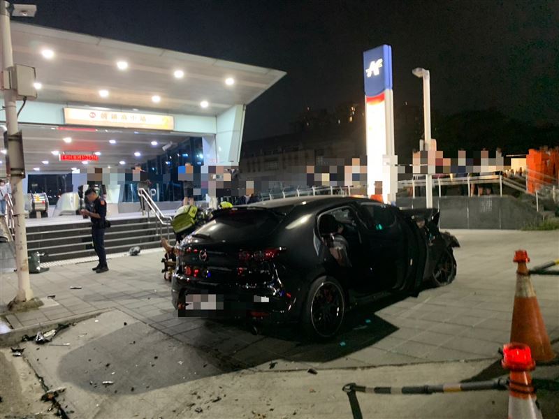 葉男車輛失控開上人行道。(圖/翻攝畫面)