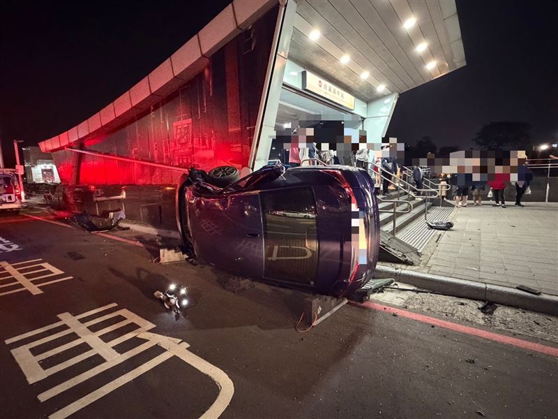 劉男駕駛車輛側翻後,撞上捷運出口外牆才停下。(圖/翻攝畫面)