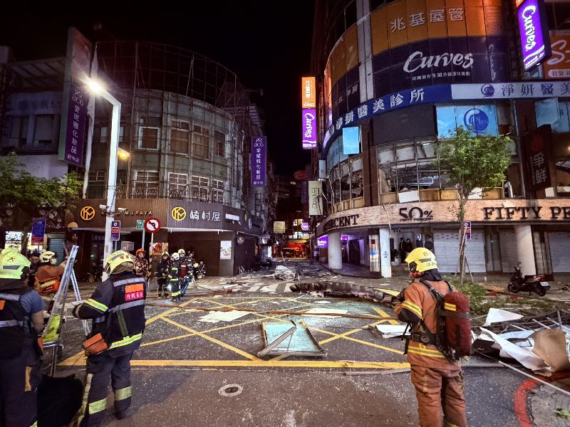 新北市板橋區府中商圈8日凌晨近1時發生公安事故，位重慶路12巷的2樓餐廳疑似氣爆，造成多名路人遭波及受傷送醫。（翻攝照片）
