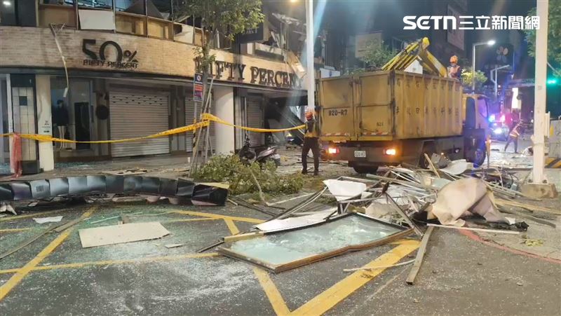 因強大爆炸,內部裝潢噴到街上,導致5名路人受傷。(圖/翻攝畫面)