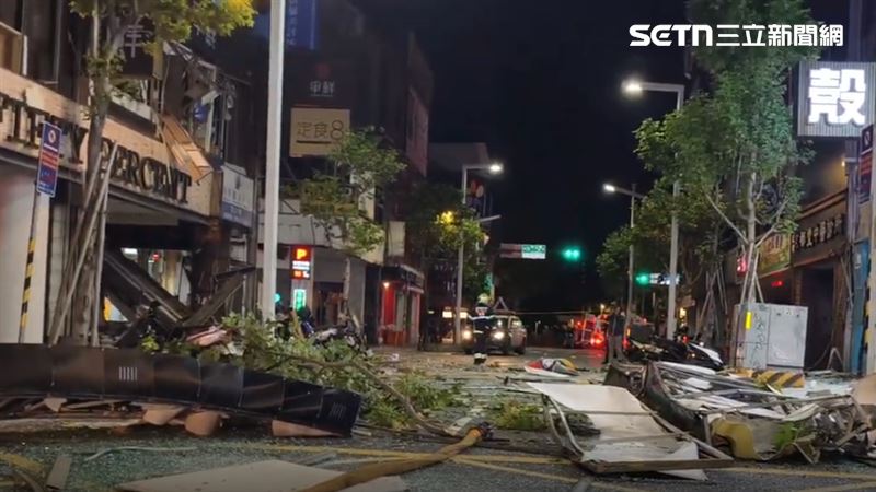 招牌及玻璃等被炸飛四散。(圖/翻攝畫面)