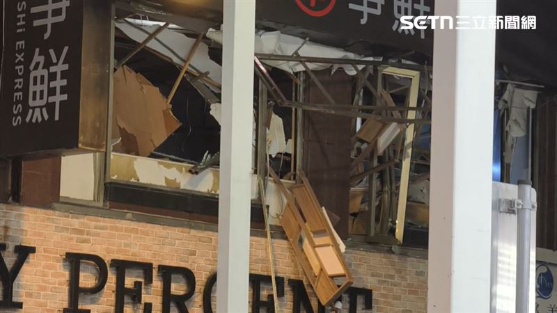 新北市板橋區府中商圈,位於某大樓二樓的「爭鮮」跟「定食8」餐廳,今天(8日)凌晨,不明原因氣爆,共造成5人受輕傷。(圖/翻攝畫面)