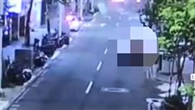 氣爆瞬間招牌及玻璃被炸飛20公尺遠。（圖／翻攝畫面）