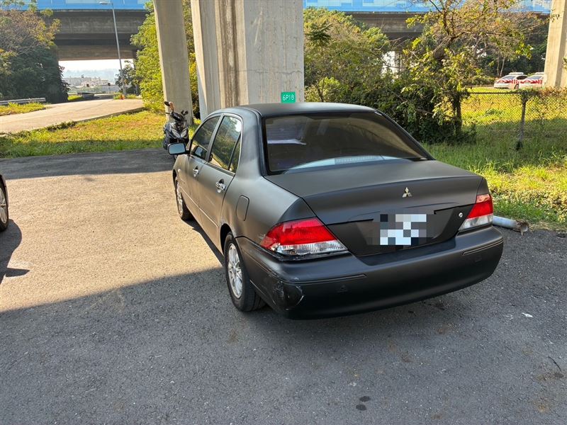 陳翁行經國道3號烏日路段時,先擦撞一輛轎車後肇逃下平面道路。(圖/翻攝畫面)