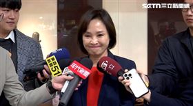 柯志恩受訪被問到傳出黨內要刪反共條款時抿嘴回應，「反共條款把它刪除掉…嗯…我沒聽過」（圖／翻攝畫面）