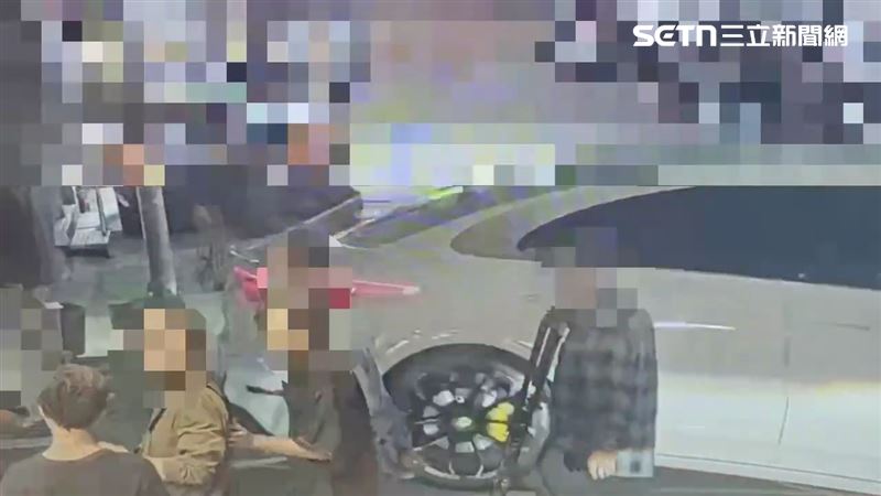 北市廖男持螺絲起子當街攻擊張男等3人反遭壓制。（圖／翻攝畫面）