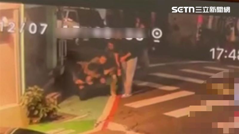 北市廖男持螺絲起子當街攻擊張男等3人反遭壓制。（圖／翻攝畫面）