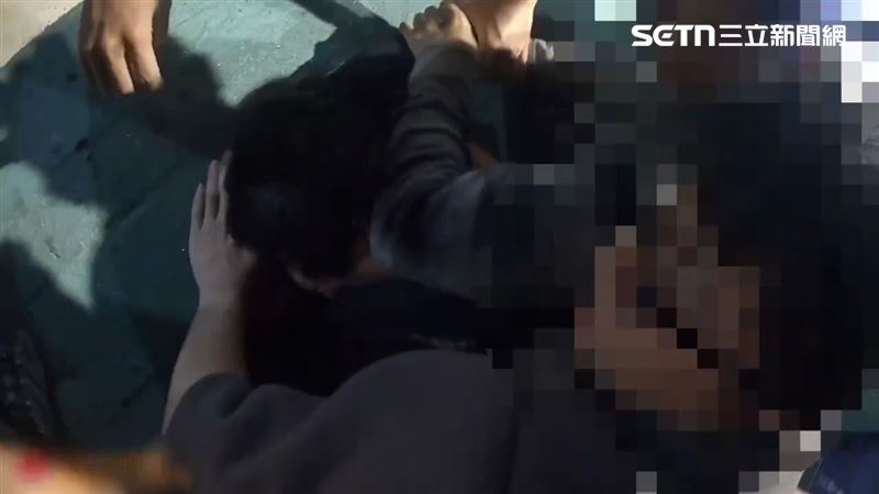 北市廖男持螺絲起子當街攻擊張男等3人反遭壓制。（圖／翻攝畫面）