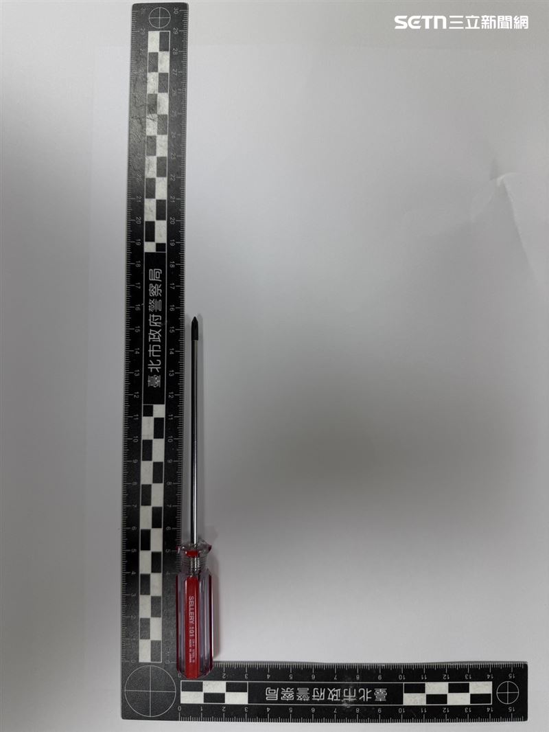 北市廖男持螺絲起子當街攻擊張男等3人反遭壓制。（圖／翻攝畫面）