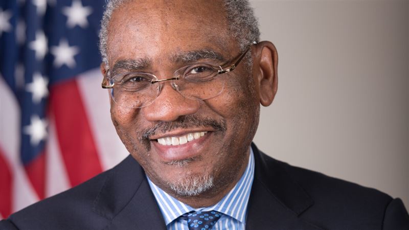 民主黨籍眾議員米克斯。他痛批川普的新國安戰略拋棄了美國領導地位。（圖／翻攝自X平台 @TheChronology__）