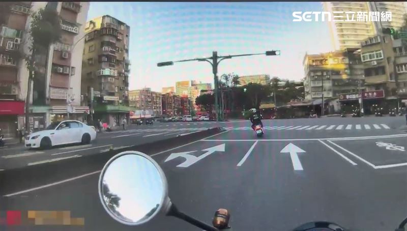 北市陳男拒檢駕車逃逸，還撞傷2名機車騎士。（圖／翻攝畫面）