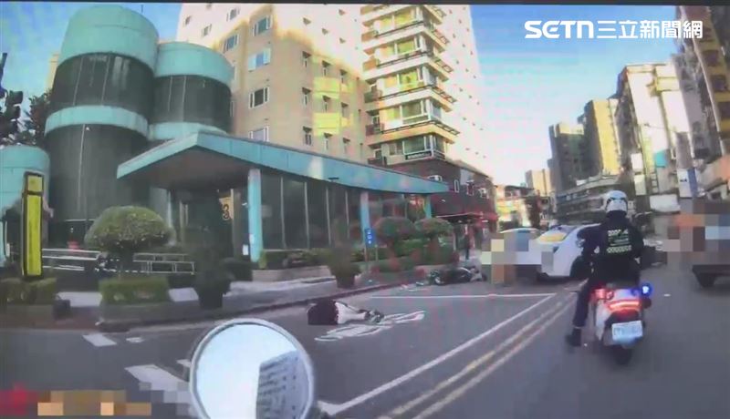 北市陳男拒檢駕車逃逸，還撞傷2名機車騎士。（圖／翻攝畫面）