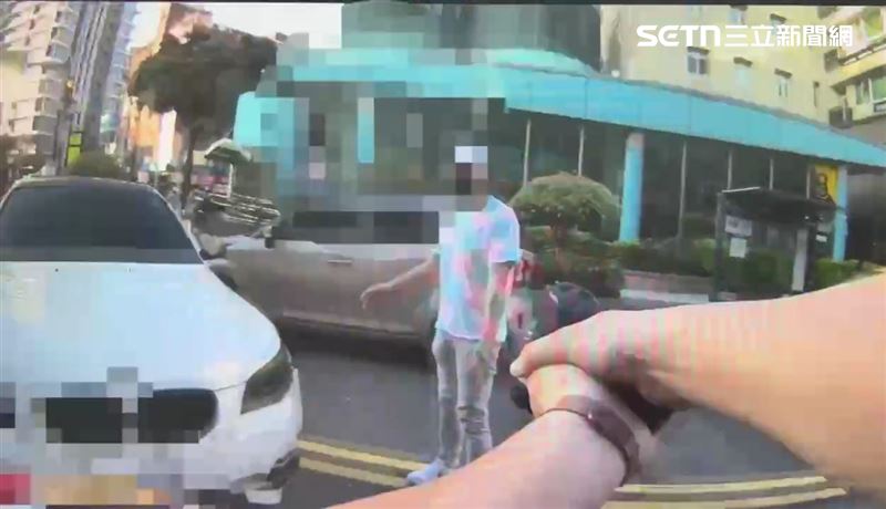 北市陳男拒檢駕車逃逸，還撞傷2名機車騎士。（圖／翻攝畫面）