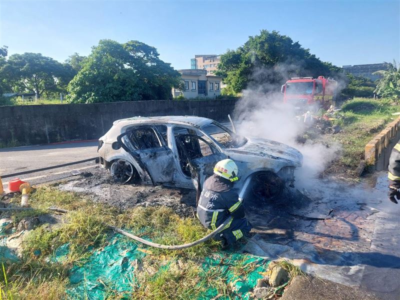 專案小組從這輛被燒毀的BMW開始追查，最終拼湊出楊男完整的逃逸路線。（圖／翻攝畫面）