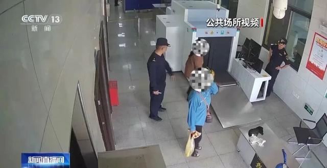 女子入境時走路姿勢怪異。（圖／翻攝自央視）