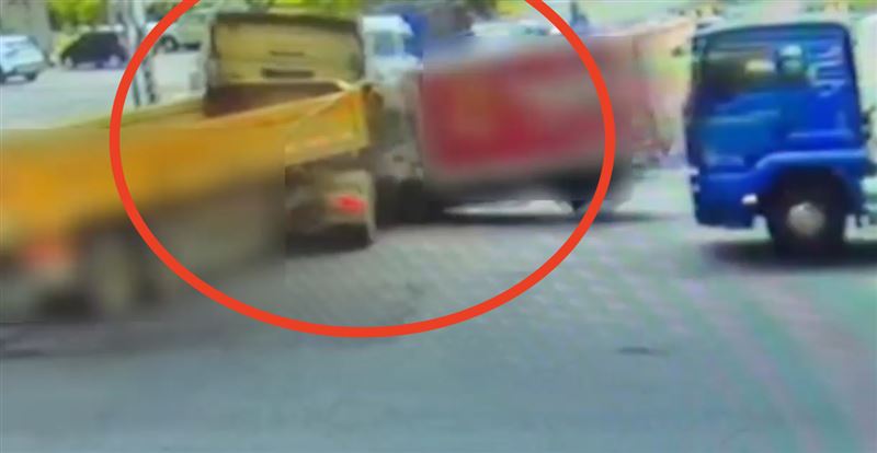 砂石車違規轉彎，小貨車高速撞擊。（圖／翻攝畫面）