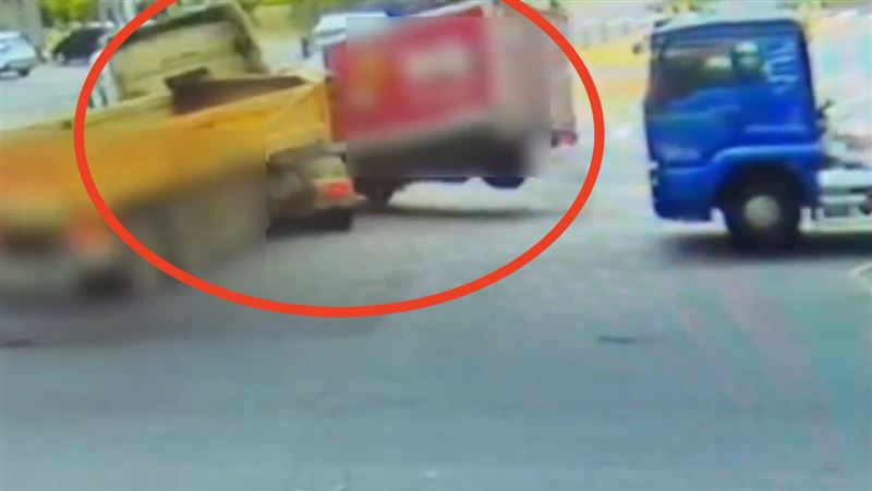 小貨車撞到整台車彈離路面，駕駛骨折。（圖／翻攝畫面）