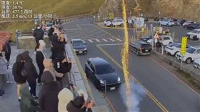 有民眾今日清晨在合歡山武嶺亭下方公路燃放煙火。（圖／太魯閣國家公園管理處提供）