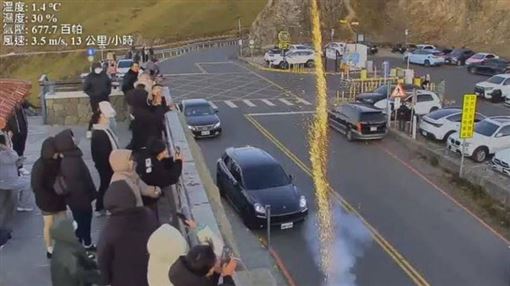 合歡山「有人偷放煙火」　被鏡頭君抓包