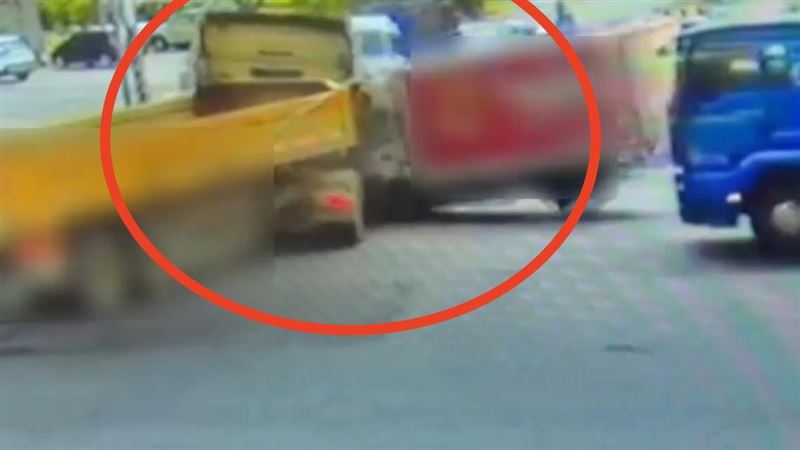 新／砂石車偷轉彎　小貨車導彈撞擊畫面曝