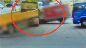 新／砂石車偷轉彎　小貨車導彈撞擊畫面曝