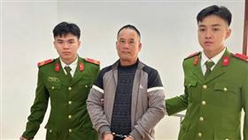 嫌犯（中）任職於市場管理單位，案發後仍照常上班。（圖／翻攝自X平台）