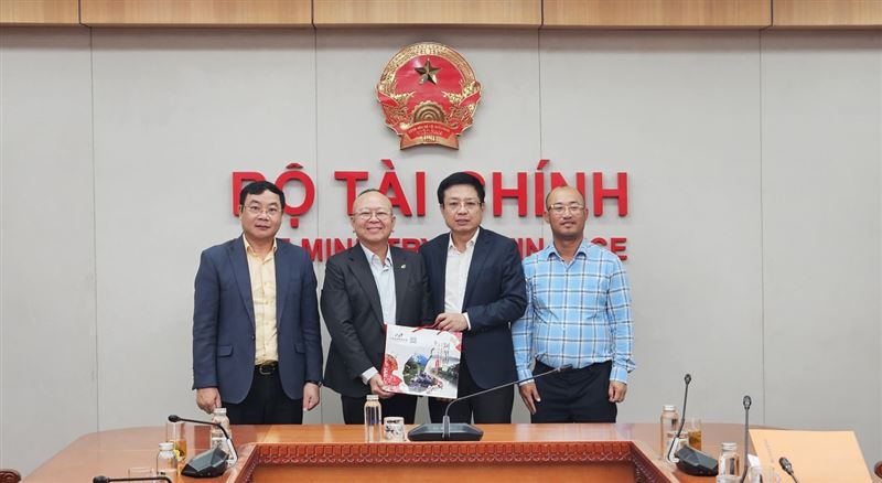 天逸集團董事長温峰泰（左2）與越南財政部副部長胡士雄舉行會談。（圖／翻攝天逸集團臉書）