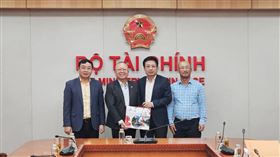 天逸集團董事長温峰泰（左2）與越南財政部副部長胡士雄舉行會談。（圖／翻攝天逸集團臉書）